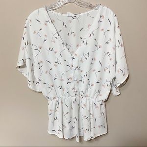 Boutique White short sleeve top with design